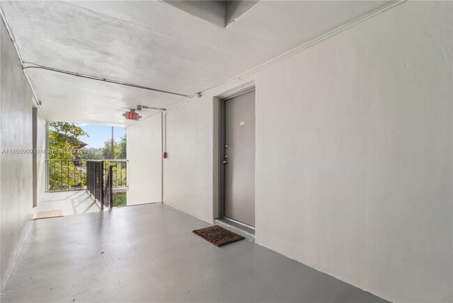 Building Photo - 10413 N Kendall Dr