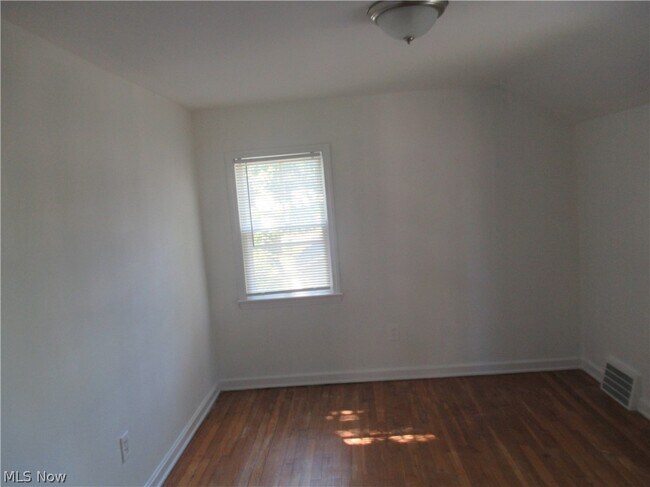 Building Photo - 5095 Edenhurst Rd