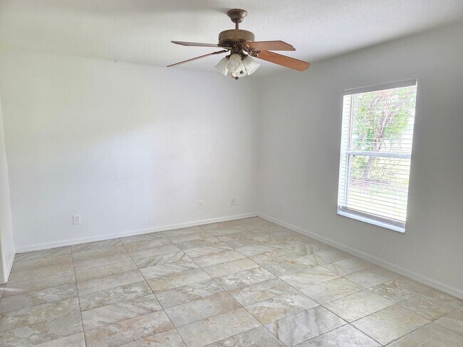 Building Photo - Immaculate 3Bed/2Bath Home-Spacious~Two-Ca...