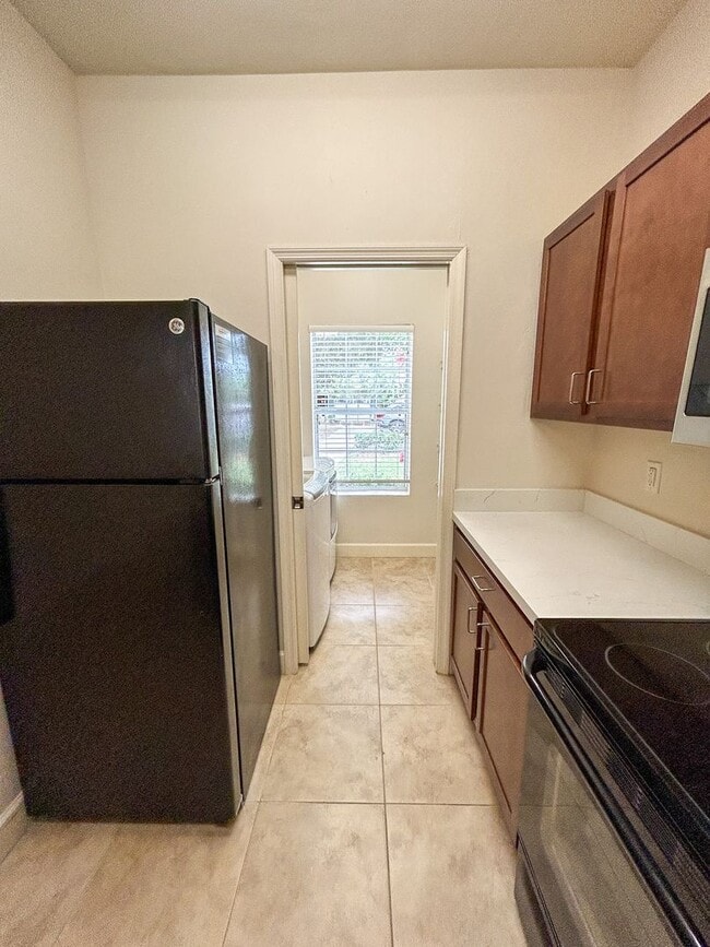 Building Photo - Woods Edge South #147