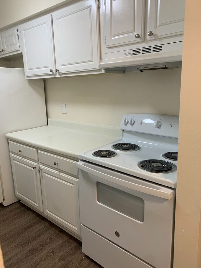 Building Photo - 1 Bedroom 1Bath Condo Available with Water