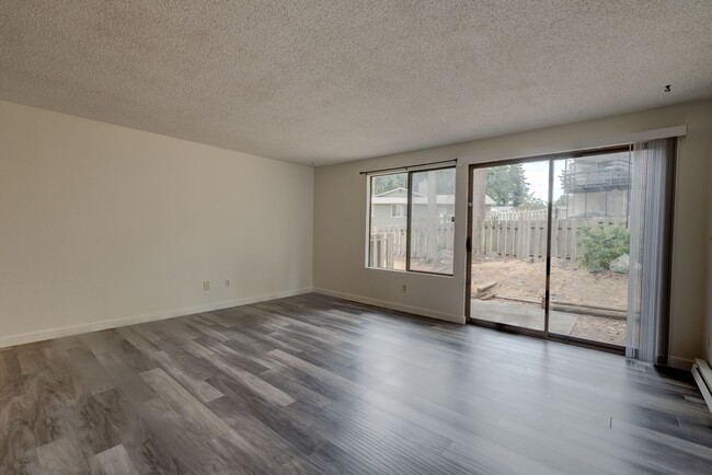 Building Photo - 2 bedroom/1.5 bathroom townhouse