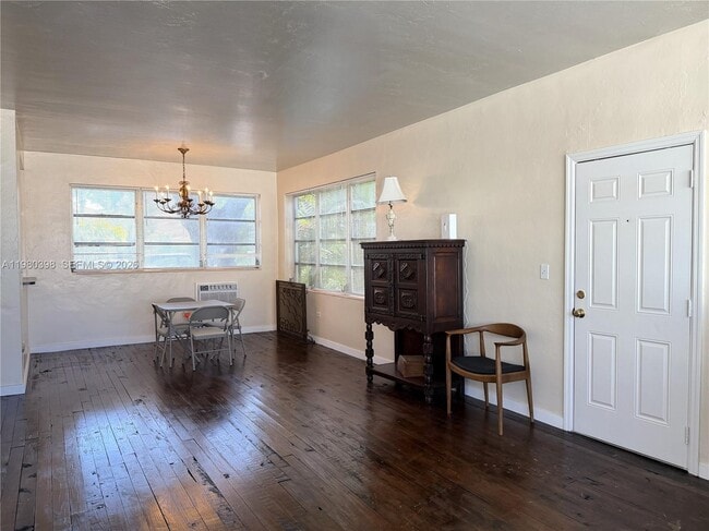 Building Photo - 4710 Pine Tree Dr