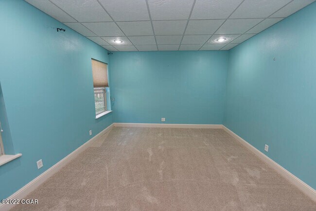 Building Photo - 2709 Summit Dr