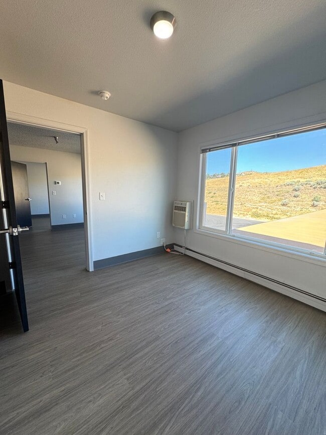 Building Photo - Ideal roommate setup: 2-bedroom, 2-bath unit.  Both bathrooms are ensuite  - ALL UITILITIES INCLU...