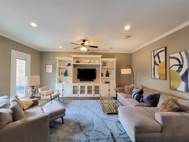 Building Photo - 925 W 19th St