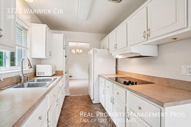 Building Photo - 3723 Warwick Cir