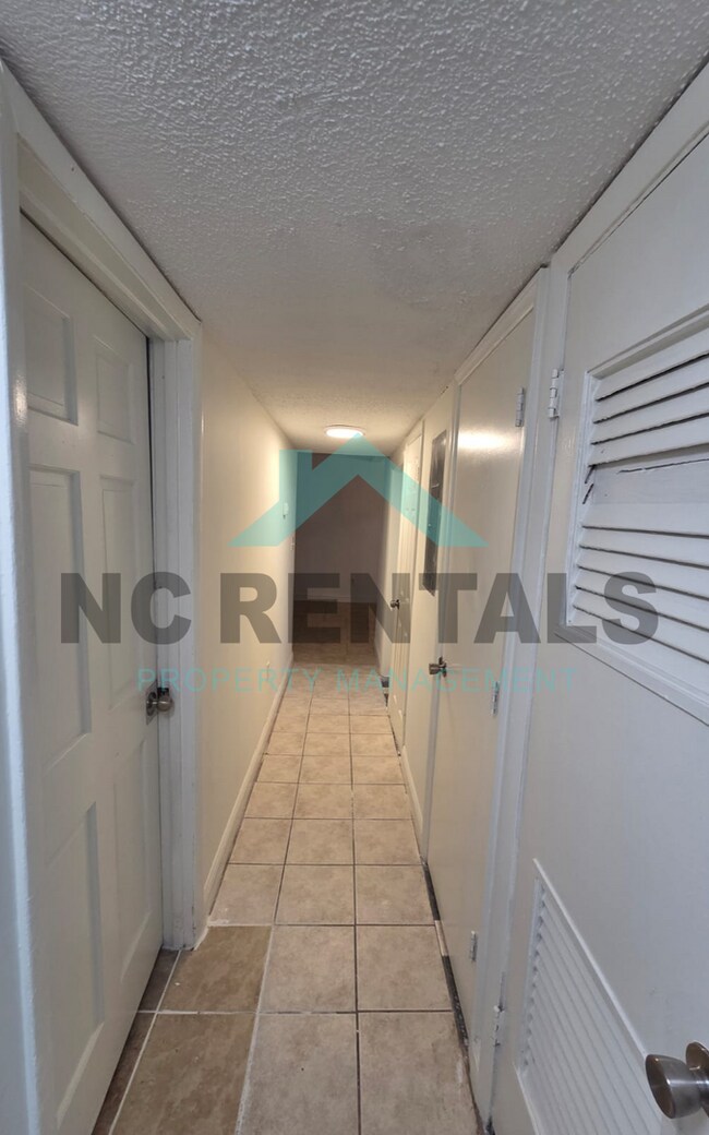 Building Photo - 7000 Longstreet Dr
