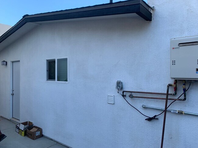 Building Photo - Nice 3 bedroom unit with Pool!