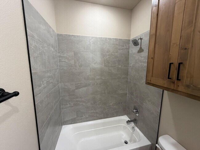 Building Photo - 406 Essex Ln