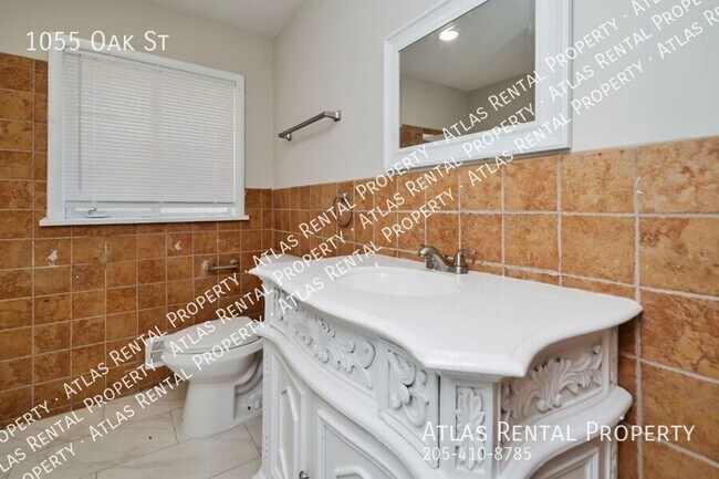 Building Photo - 1055 Oak St