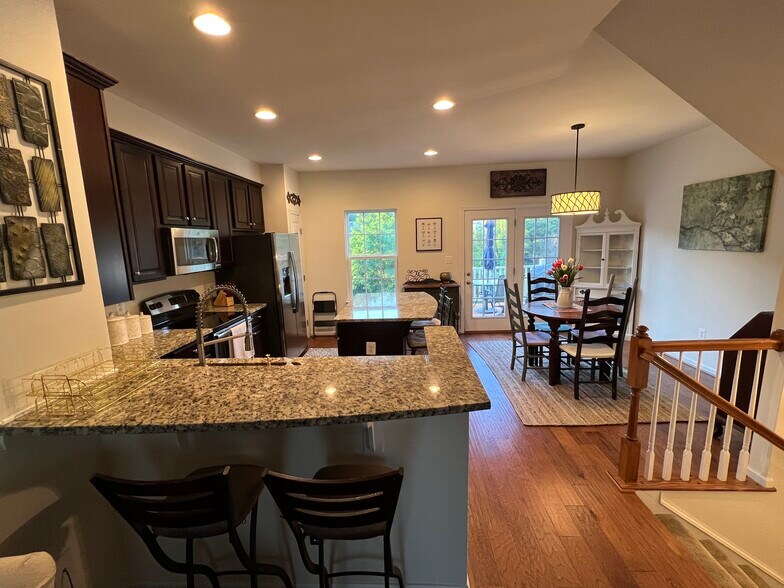 Full view of kitchen - 2172 Whispering Hollow Ln