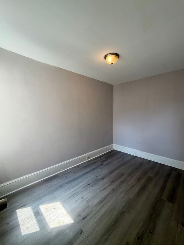 Building Photo - 2555 N Hollywood St