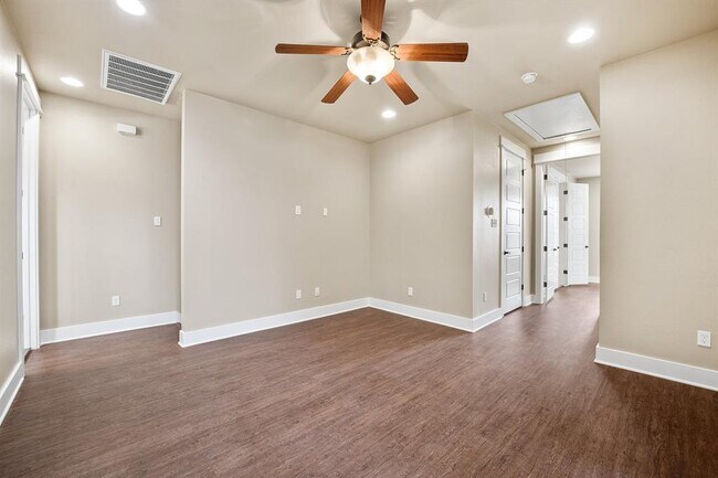 Building Photo - 1700 Cedar Bend Dr