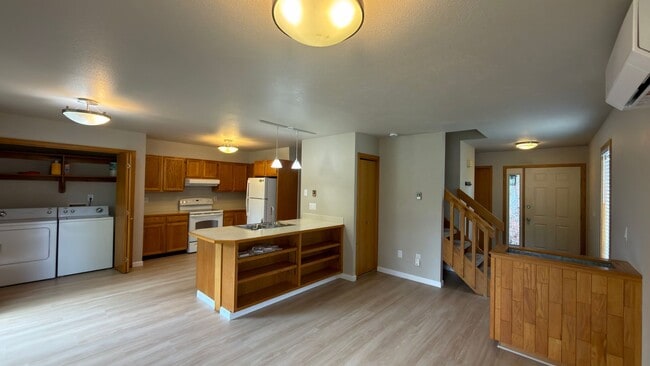 Building Photo - Great Townhome in Mid Town Fort Collins
