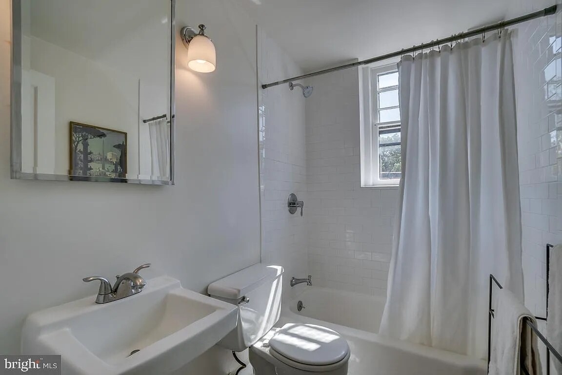 Building Photo - 3014 Dent Pl NW