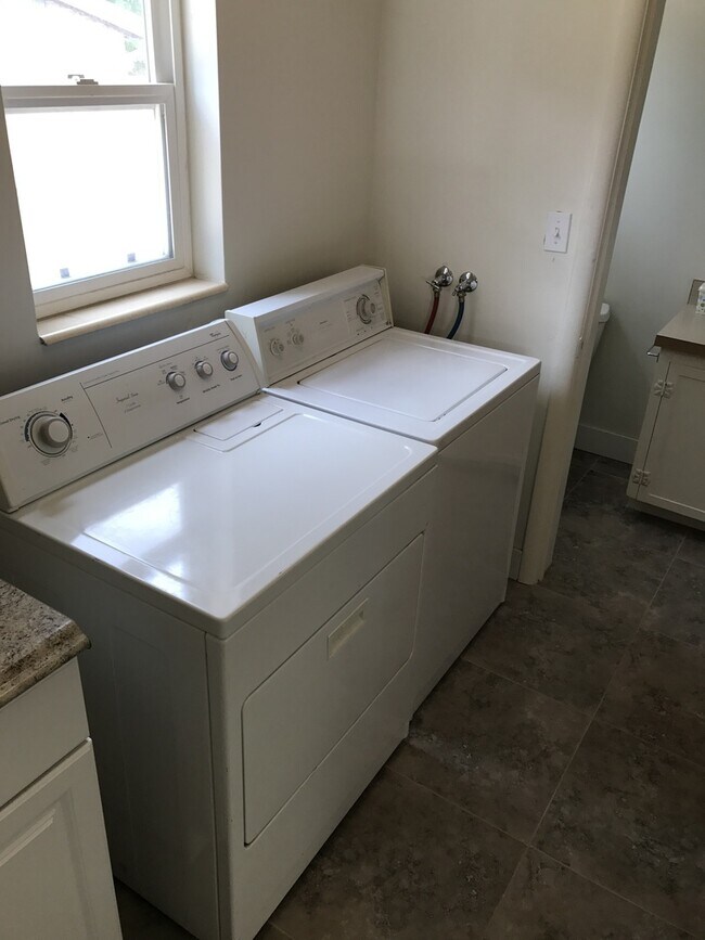 Building Photo - Beautiful Holladay Home