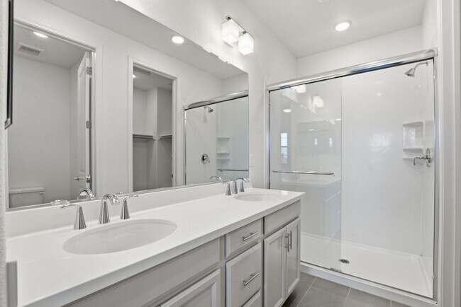 Building Photo - Spacious 3 Bed Townhome with Garage, A/C & Modern Finishes