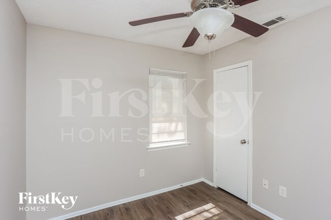 Building Photo - 604 Stonewall Dr