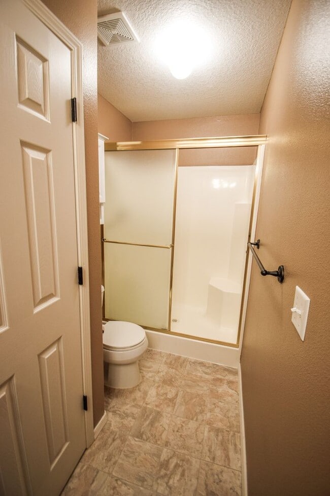 Building Photo - Move In Special!  $1000 Off!  Beautiful Spacious Home!