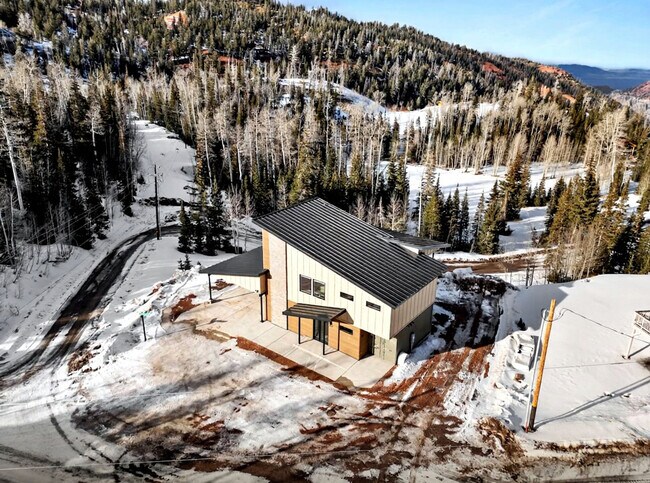 Building Photo - 220 Circle Dr