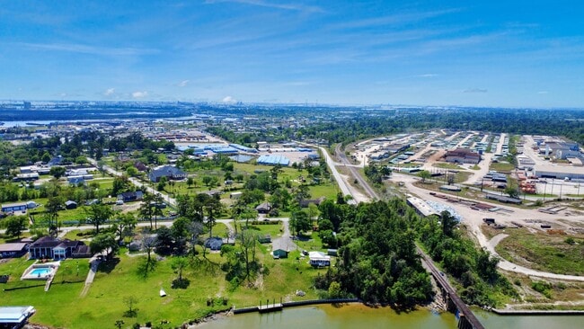 Building Photo - 17111 River Rd