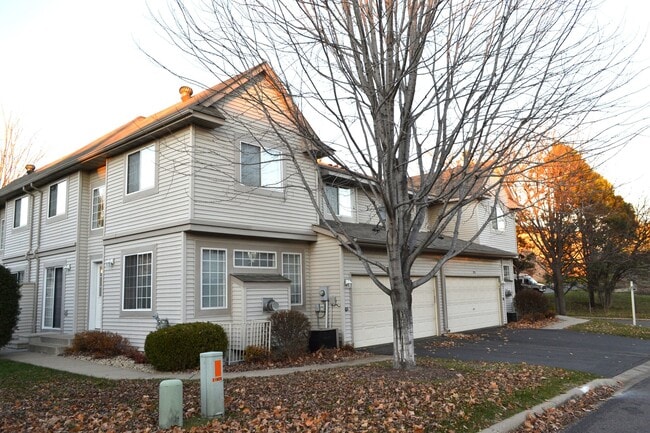 Building Photo - 1033 Lovell Ave W