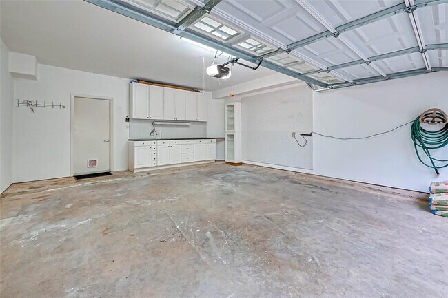 Building Photo - 1551 Cortlandt St