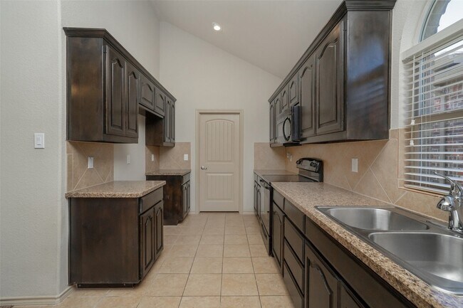Building Photo - 1437 Castlegar Ln