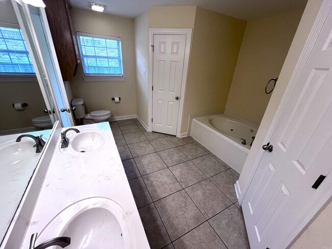 Building Photo - 1808 Airborn Dr