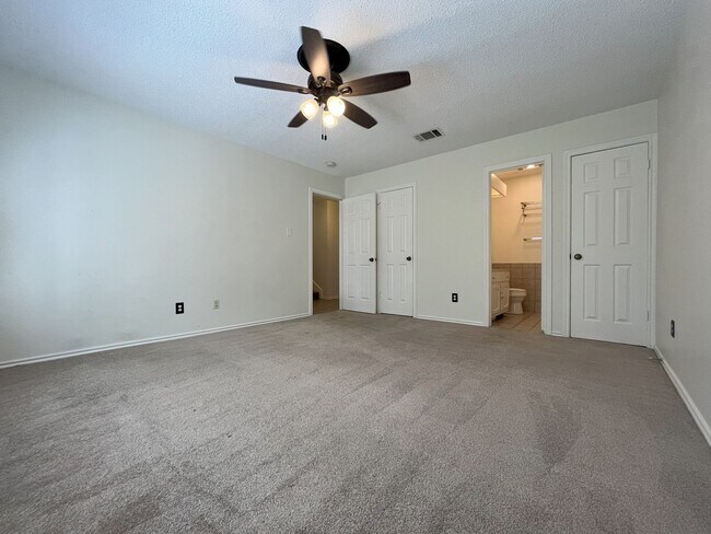 Building Photo - Big 3/2 Townhome Close to Downtown