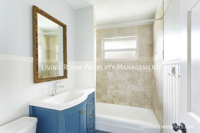 Building Photo - 725 Riverdale Dr