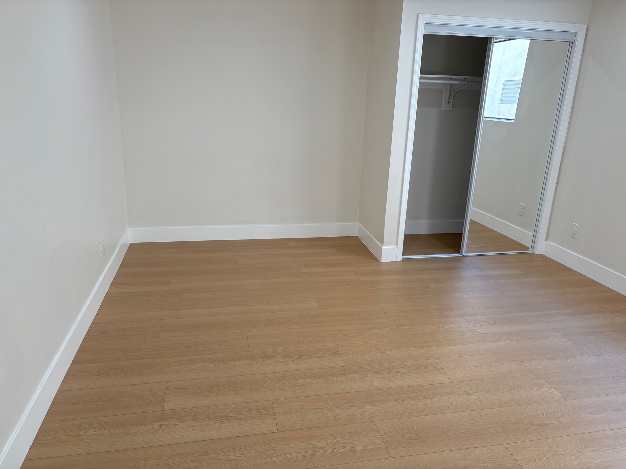 Building Photo - 1242 N New Hampshire Ave