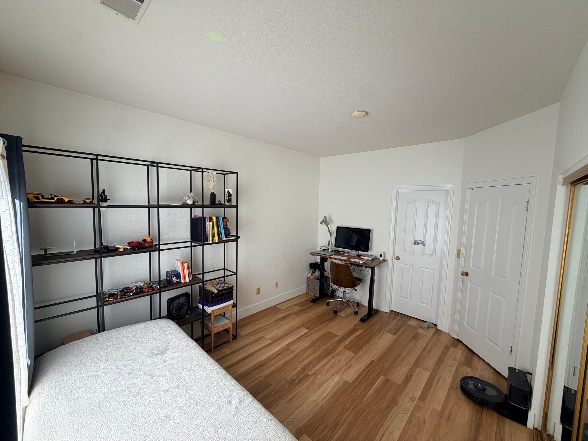 2 Bed w/ attached shared bath - 4135 Stanley Blvd