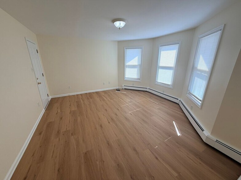 Building Photo - 14 Oakwood Ave