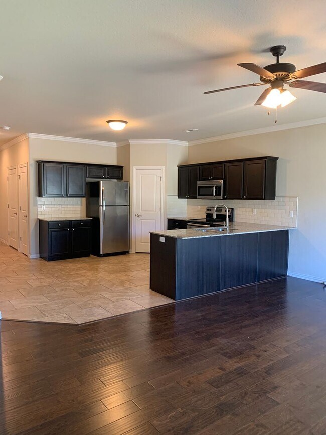 Building Photo - 3-Bedroom, 2.5-Bath TOWNHOME IN ROGERS!!!!