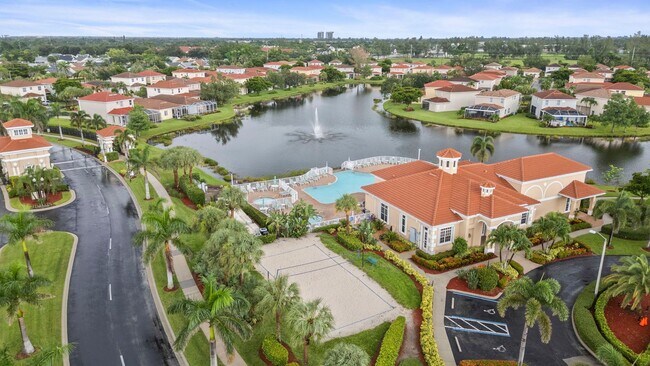 Building Photo - Beautiful Townhome in Laguna lakes 3 bedro...