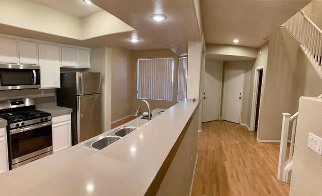 Building Photo - MOVE IN BONUS !! STUNNING BEAUTIFUL 3BD/2.5BA W/ DEN AREA CONDO/TOWNHOME LOCATED IN SUMMERLIN