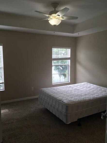 Building Photo - 10316 Fallsgrove St