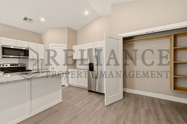 Building Photo - 2755 S Greenleaf St