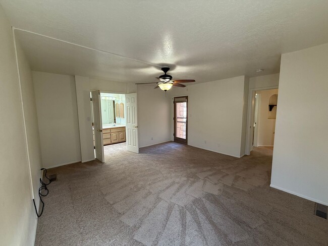 Building Photo - Desirable 3 Bed 2 Bath 2 Car Garage