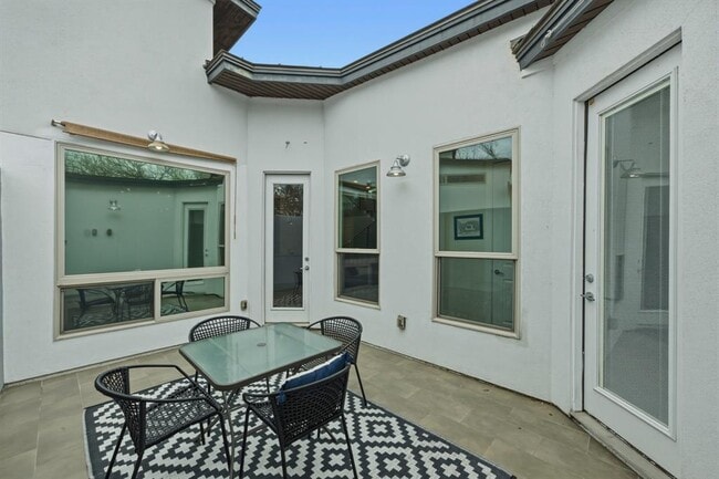 Building Photo - 1405 Camelot Cir