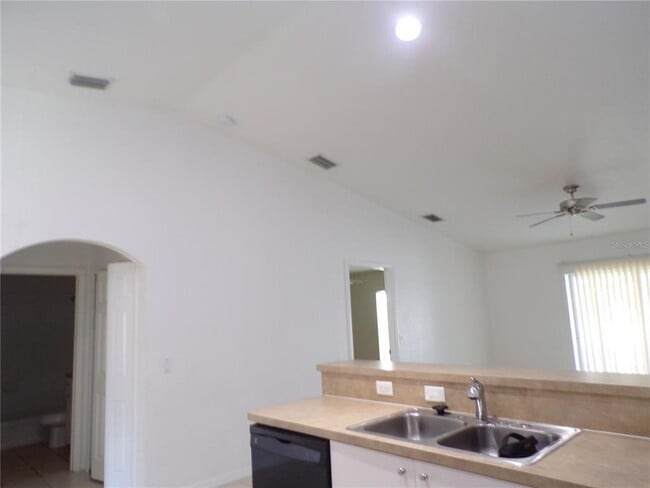 Building Photo - 385 Sunflower St