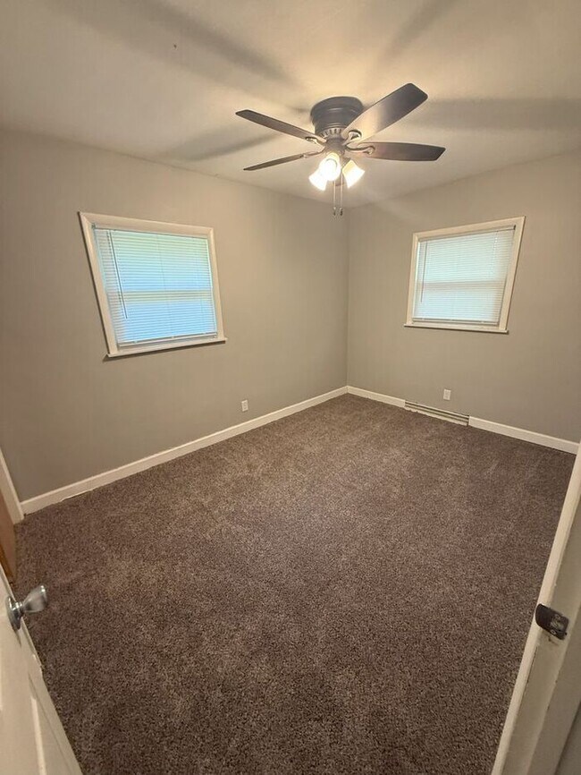 Building Photo - SPACIOUS 3 BR HOME HUGE BACKYARD