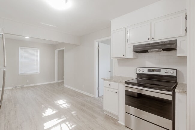 Building Photo - 609 Marguerite Dr NW