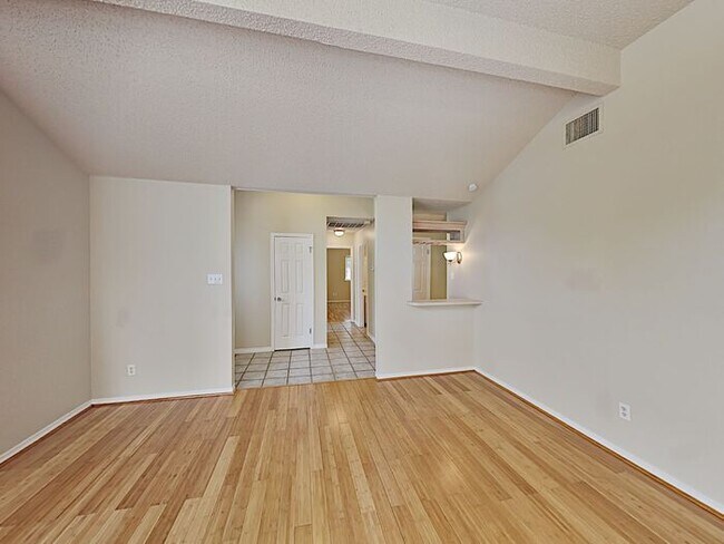 Building Photo - *No App Fee.*1 Month FREE Rent w/move in b...