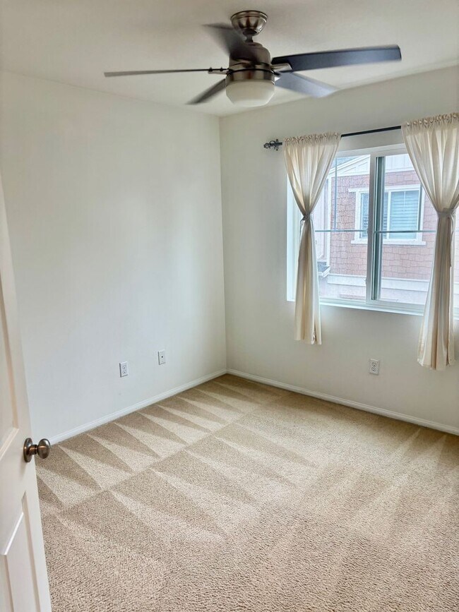 Building Photo - 1965 Oakwood Way