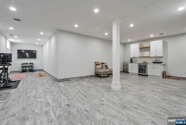 Building Photo - 765 6th Ave