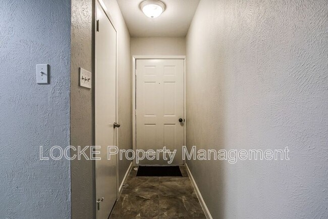Building Photo - 512 Stallion Ln