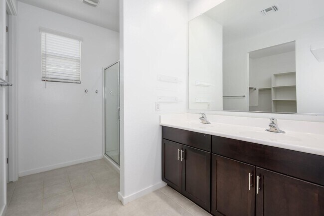 Building Photo - 17837 W Pinnacle Vista Dr